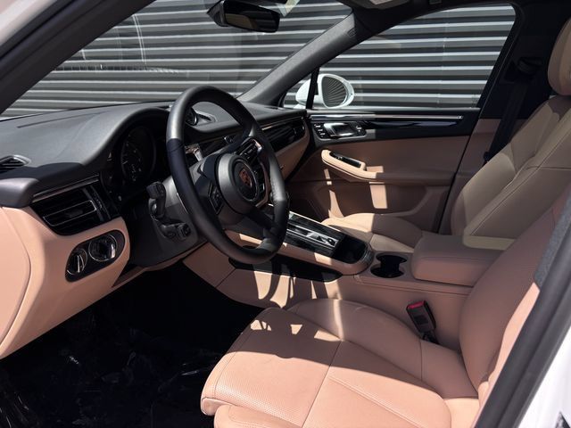 Certified 2026 Porsche Macan AWD/4WD image 4