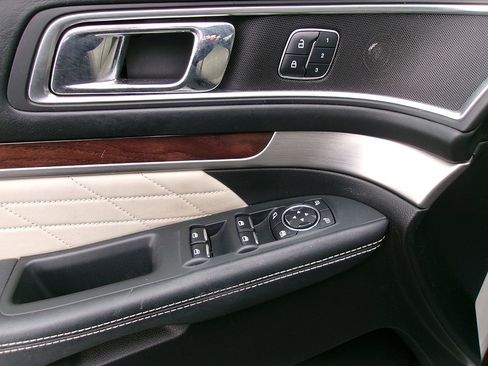 Used 2017 Ford Explorer Platinum image 17