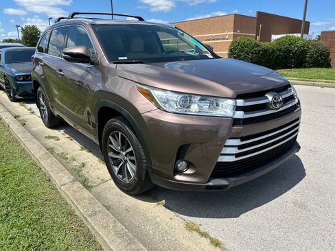 Used 2017 Toyota Highlander XLE AWD/4WD image 2