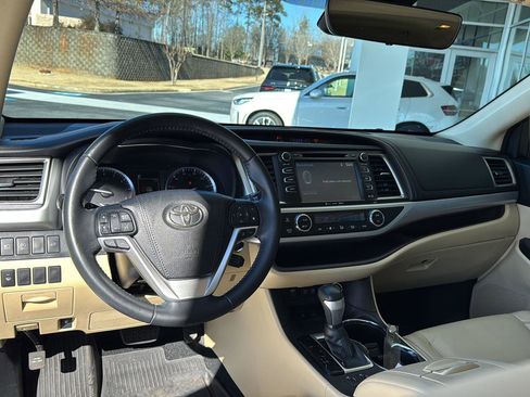 Used 2018 Toyota Highlander XLE image 16