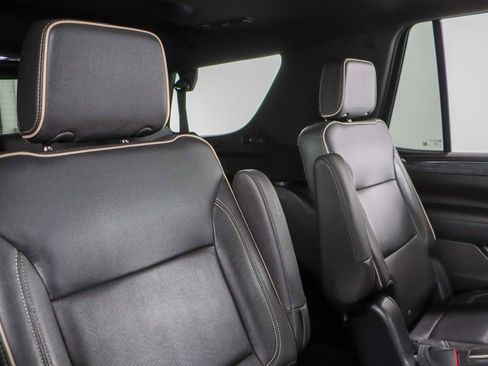 Used 2023 GMC Yukon SLT w/ SLT Luxury Package image 32