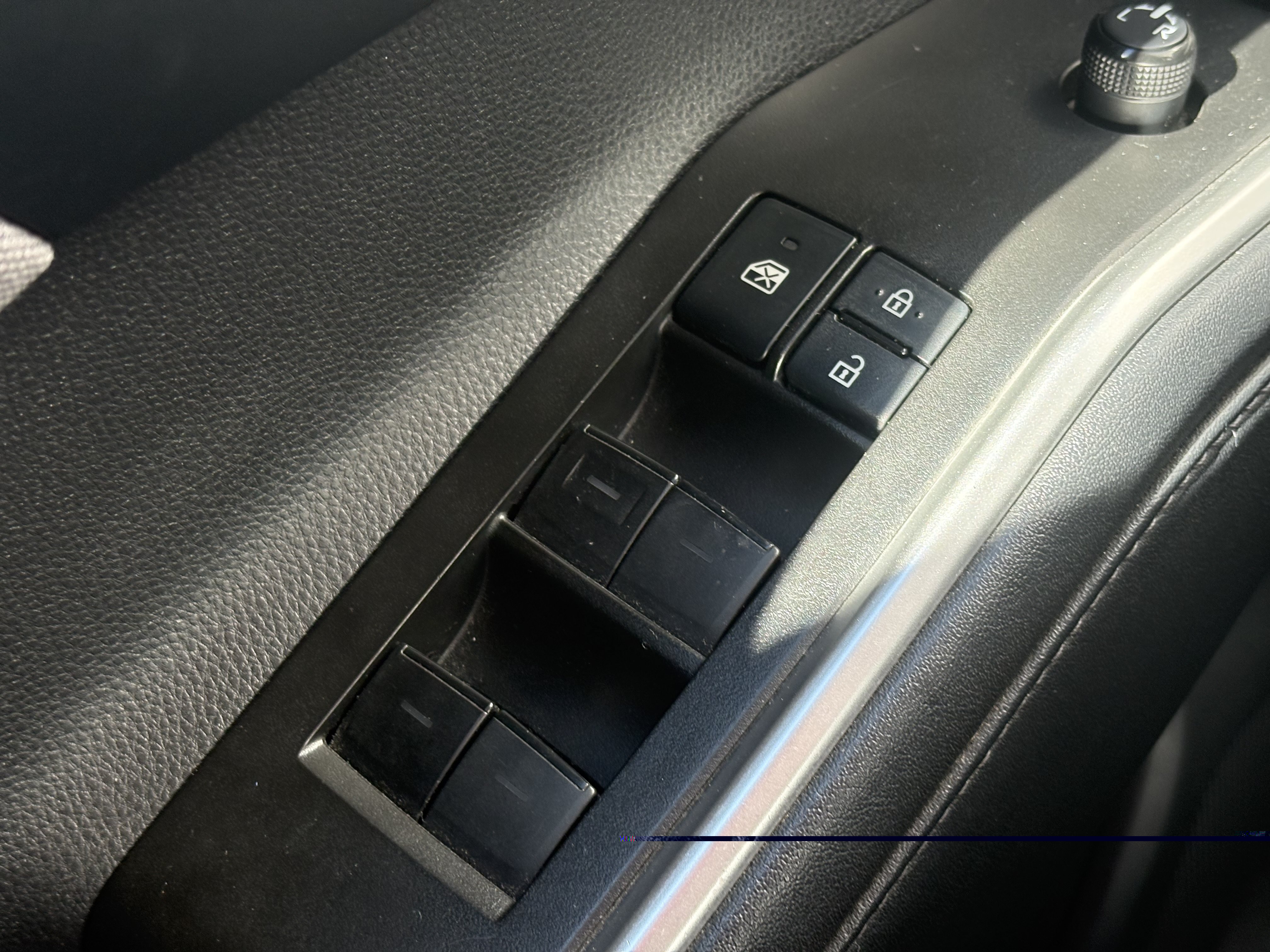 Used 2022 Toyota Highlander LE FWD image 27