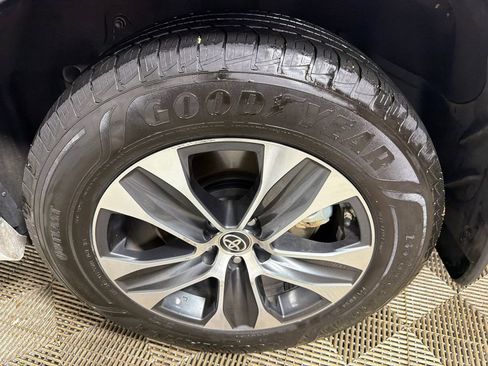 Used 2024 Toyota Highlander XLE image 21