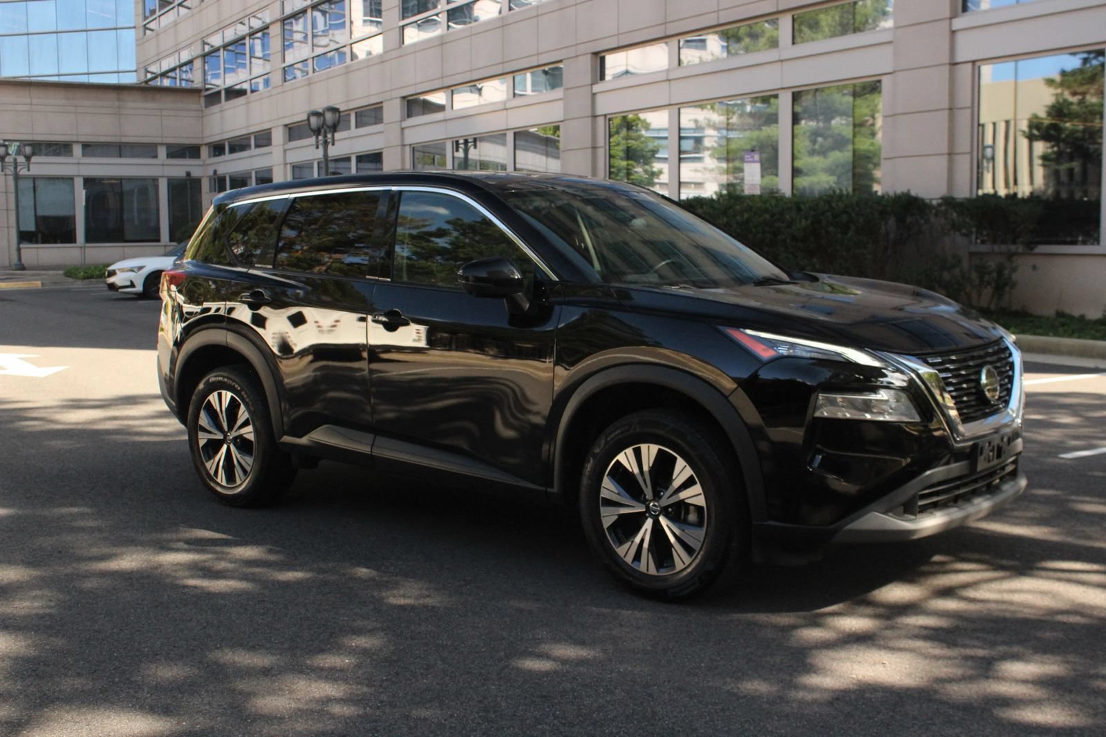 Used 2021 Nissan Rogue SV AWD/4WD image 2