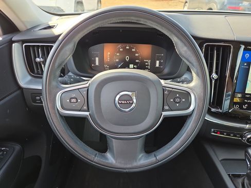 Used 2018 Volvo XC60 T5 Momentum w/ Convenience Package image 18
