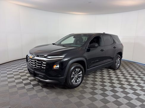 Used 2025 Chevrolet Equinox LT AWD/4WD image 2