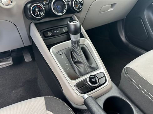 Used 2025 Hyundai Venue SEL image 42