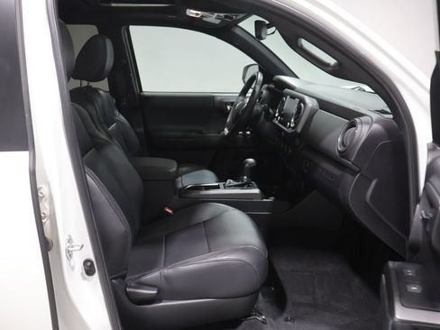 Used 2022 Toyota Tacoma TRD Off-Road w/ TRD Premium Off Road Package AWD/4WD image 23