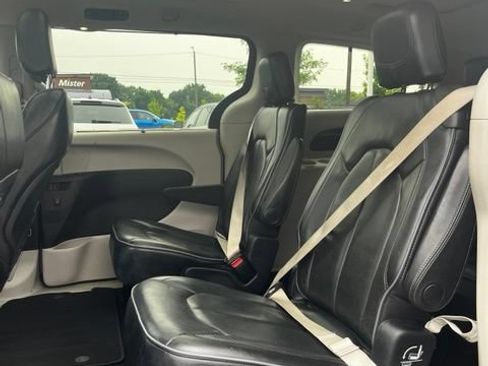 Used 2018 Chrysler Pacifica Limited w/ Tire & Wheel Group FWD image 12