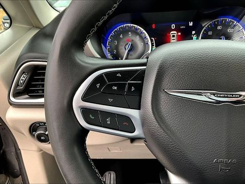 Used 2023 Chrysler Pacifica Touring-L FWD image 11