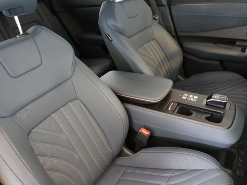 Used 2024 Nissan Ariya AWD image 44