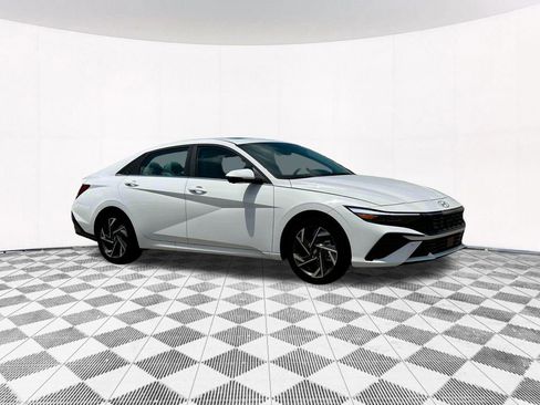 New 2025 Hyundai Elantra Limited image 16