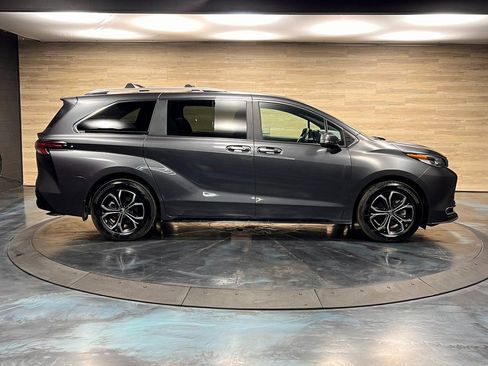 Used 2025 Toyota Sienna Platinum image 10
