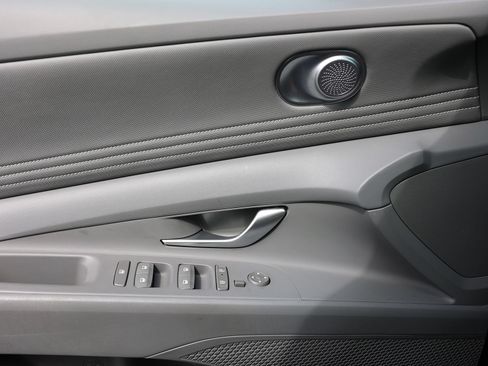 Certified 2025 Hyundai Elantra SEL FWD image 31