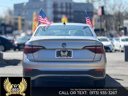 Used 2024 Volkswagen Jetta SE FWD image 5