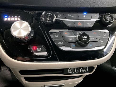 Used 2023 Chrysler Pacifica Touring-L image 16