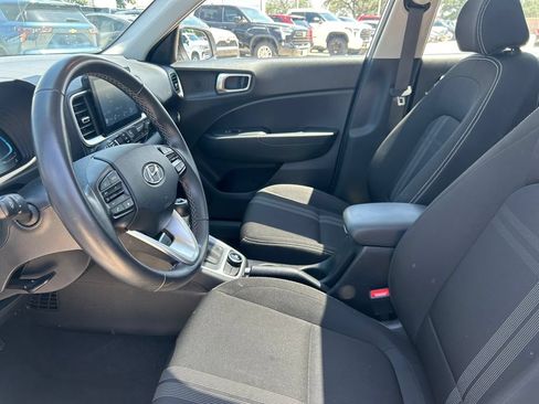 Used 2025 Hyundai Venue SEL FWD image 11