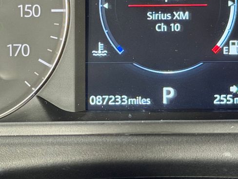 Used 2020 Land Rover Range Rover Velar S image 21