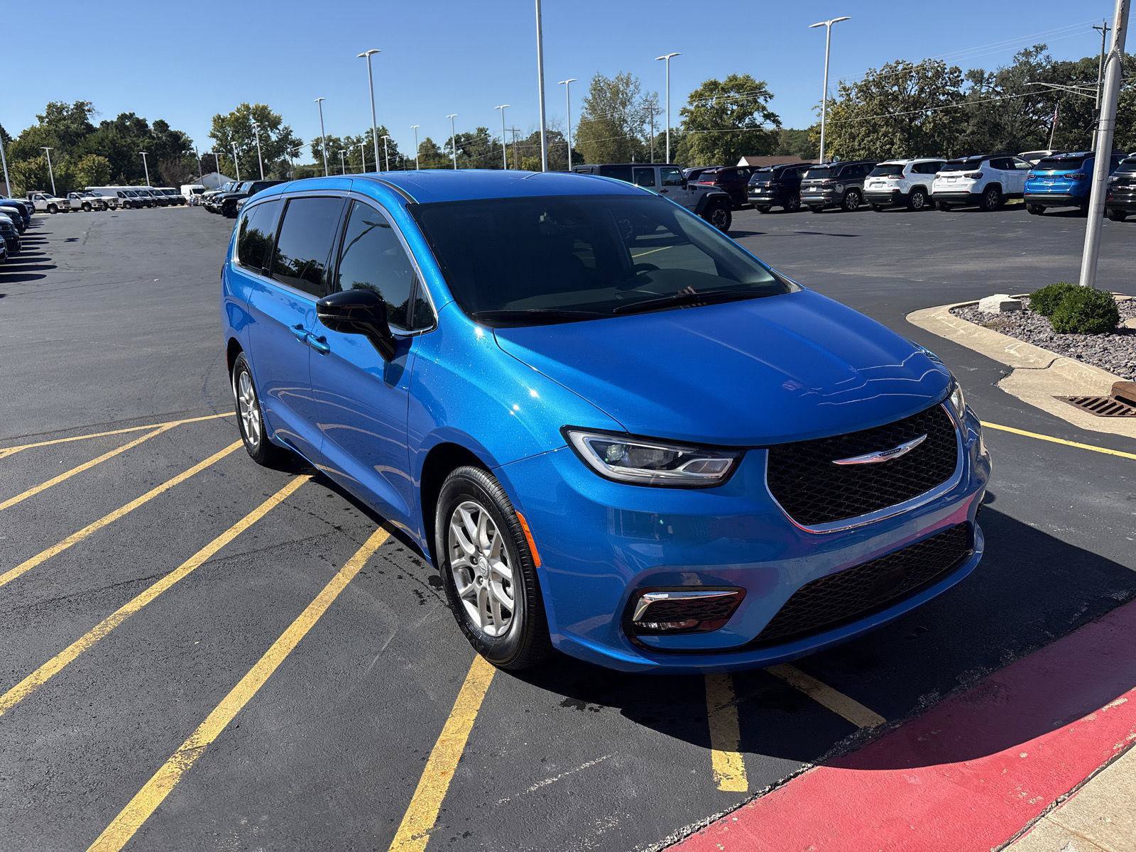 Used 2026 Chrysler Pacifica Select FWD image 3