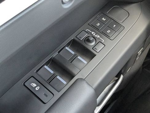 Certified 2025 Land Rover Defender 110 X-Dynamic SE AWD/4WD image 22