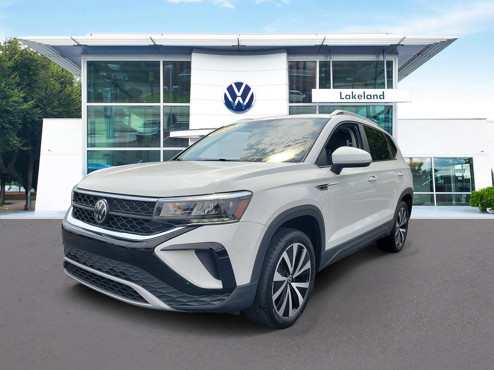 Used 2023 Volkswagen Taos SE w/ Panoramic Sunroof Package FWD image 2