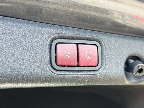 Used 2017 Mercedes-Benz E 300 4MATIC image 35