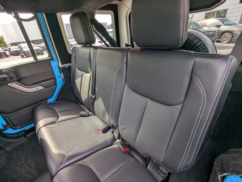 Used 2017 Jeep Wrangler Unlimited Rubicon w/ Connectivity Group image 11