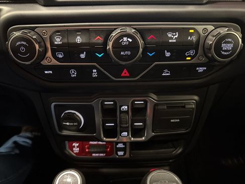 Used 2023 Jeep Gladiator Rubicon w/ Dual Top Group AWD/4WD image 6