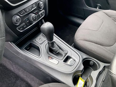 Certified 2019 Jeep Cherokee Latitude w/ Popular Appearance Group image 17