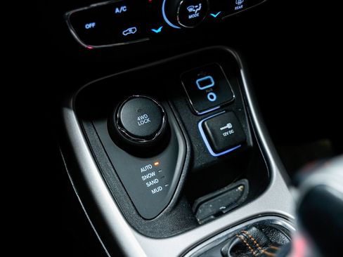Used 2018 Jeep Compass Latitude w/ Popular Equipment Group AWD/4WD image 16