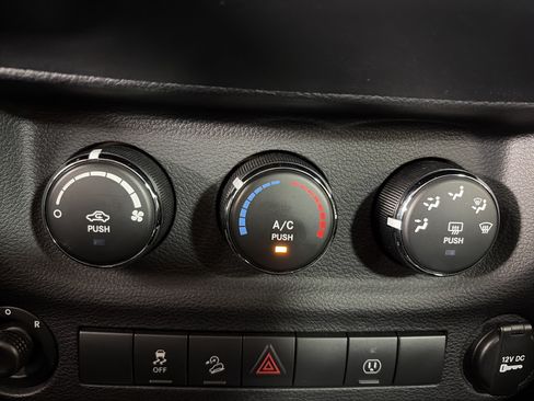 Used 2018 Jeep Wrangler Unlimited Sahara AWD/4WD image 22