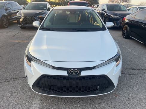 Used 2022 Toyota Corolla LE image 2