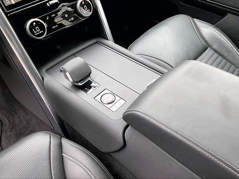 Used 2024 Land Rover Discovery Metropolitan Edition image 18