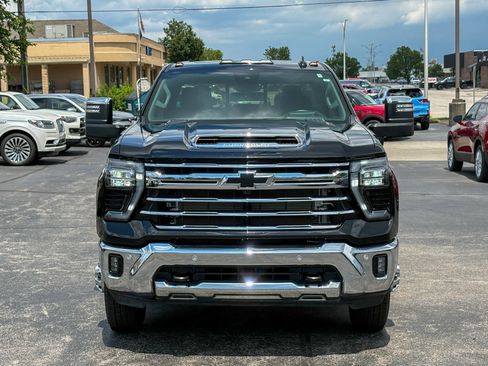 Used 2025 Chevrolet Silverado 3500 LTZ w/ LTZ Convenience Package AWD/4WD image 4