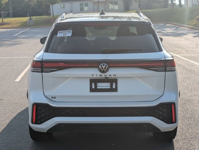 Used 2025 Volkswagen Tiguan SE R-Line FWD image 5