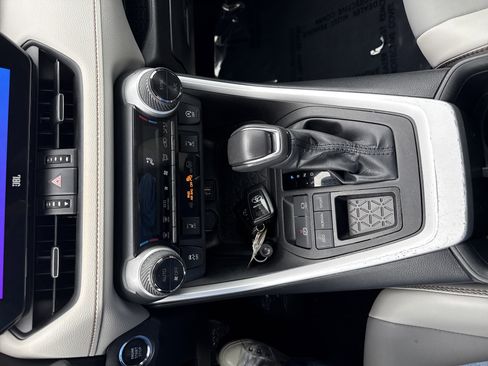 Used 2023 Toyota RAV4 XLE Premium image 28