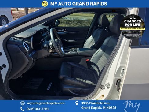 Used 2023 Nissan Maxima SR w/ Sport Mat Group image 9