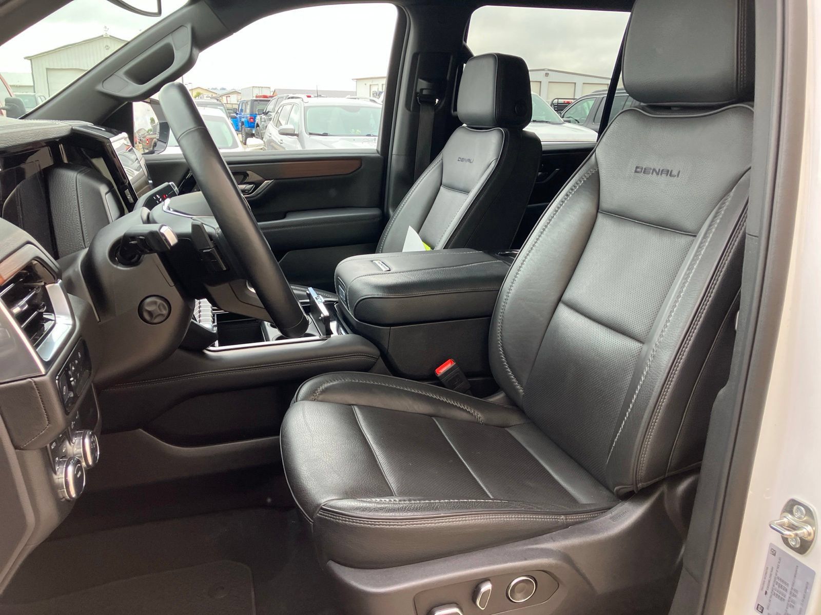 Used 2025 GMC Yukon Denali AWD/4WD image 8