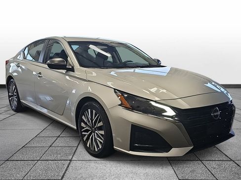 Used 2024 Nissan Altima 2.5 SV image 3