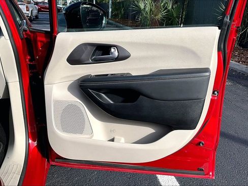 Used 2024 Chrysler Pacifica Touring-L image 28