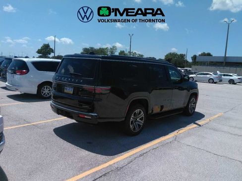 Used 2024 Jeep Wagoneer L Series II w/ Flexible Seating Group AWD/4WD image 3