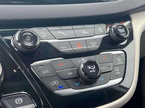 Used 2023 Chrysler Pacifica Touring-L FWD image 28