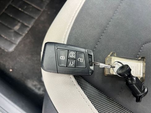 Used 2025 Volkswagen Taos SE image 22