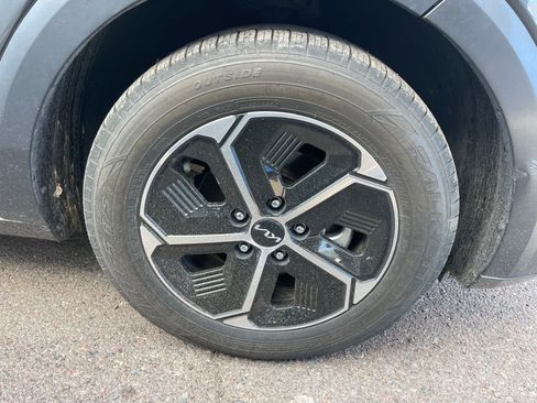 Used 2023 Kia Niro LX image 5