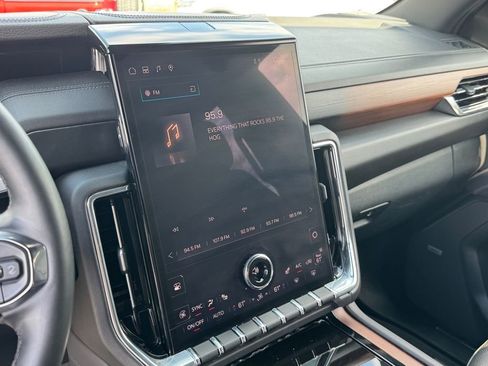 Used 2025 GMC Yukon Denali AWD/4WD image 23