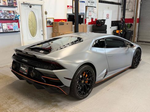 Used 2022 Lamborghini Huracan EVO RWD image 6