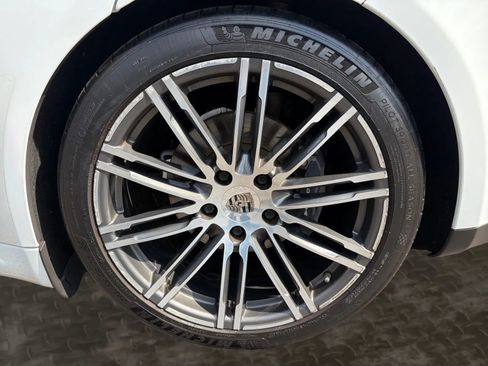 Used 2015 Porsche Panamera 4 image 40