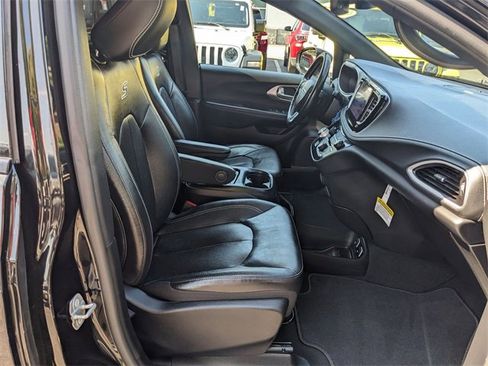 Certified 2021 Chrysler Pacifica Touring-L w/ S Appearance Package image 29