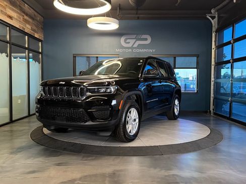 Used 2025 Jeep Grand Cherokee Laredo X w/ Luxury Tech Group I AWD/4WD image 7