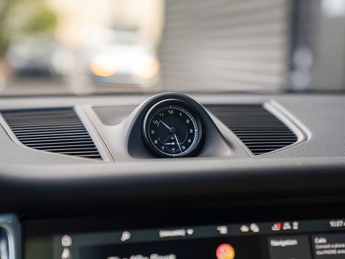 Used 2025 Porsche Macan image 11